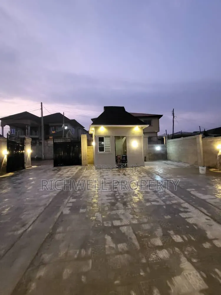 3bdrm Bungalow in Elebu Comodore, Akala Express for sale