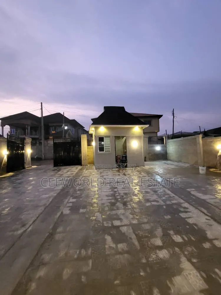 4bdrm Bungalow in Eleta Estate Elebu, Akala Express for rent