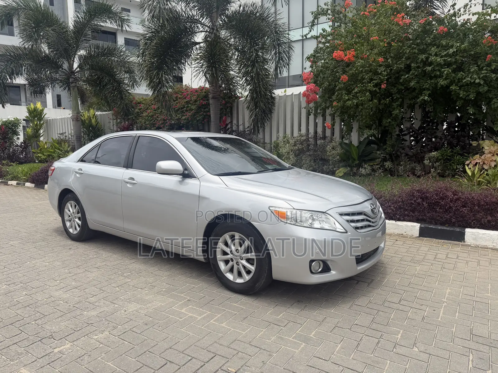 Toyota Camry XLE 4dr Sedan (2.5L 4cyl 6A) 2011 Silver
