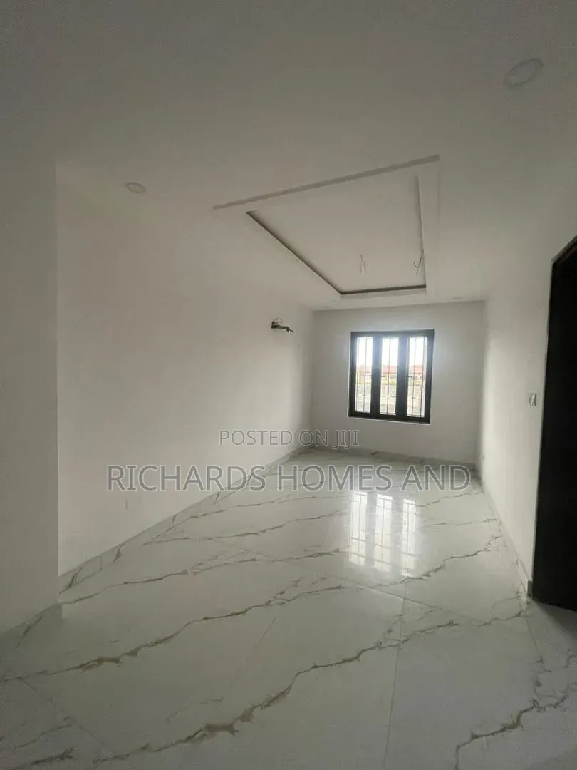 3bdrm Apartment in Lekki Phase 1 for rent