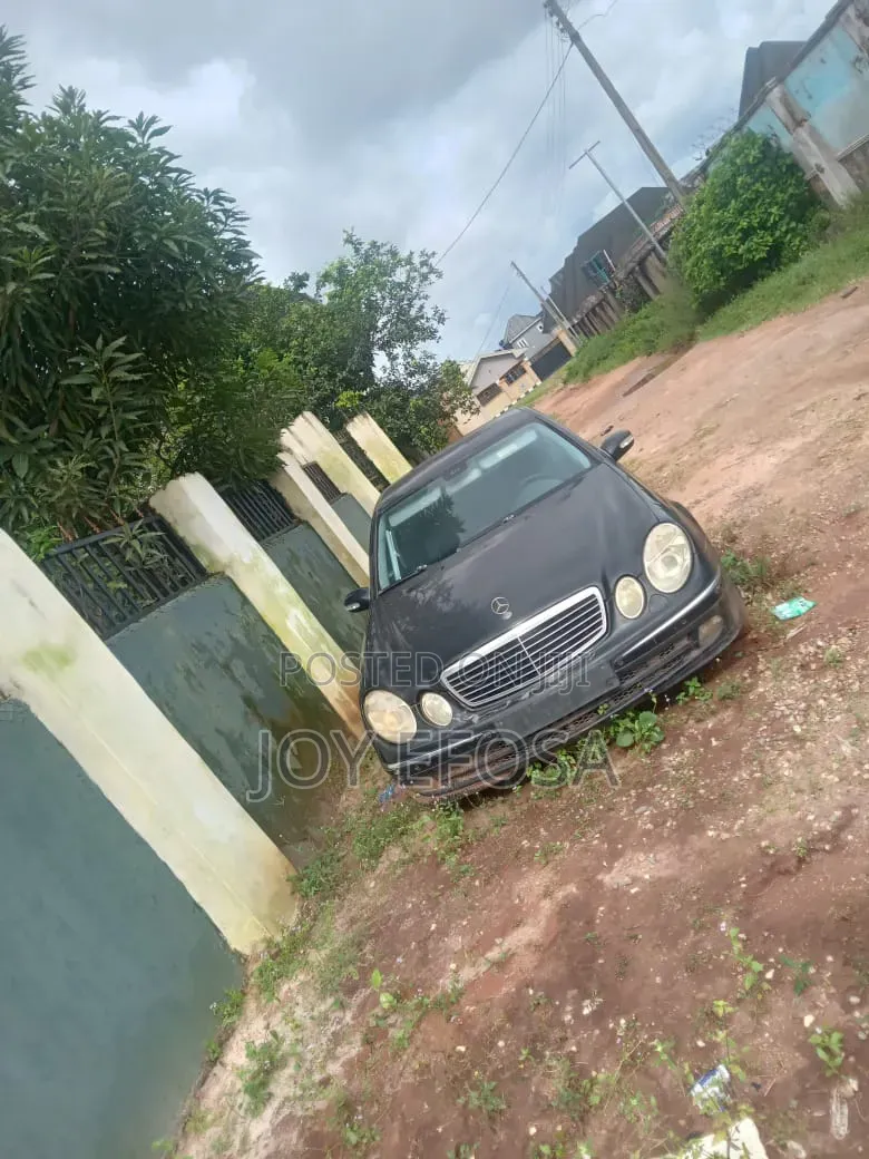 Mercedes-Benz E200 2005 Blue