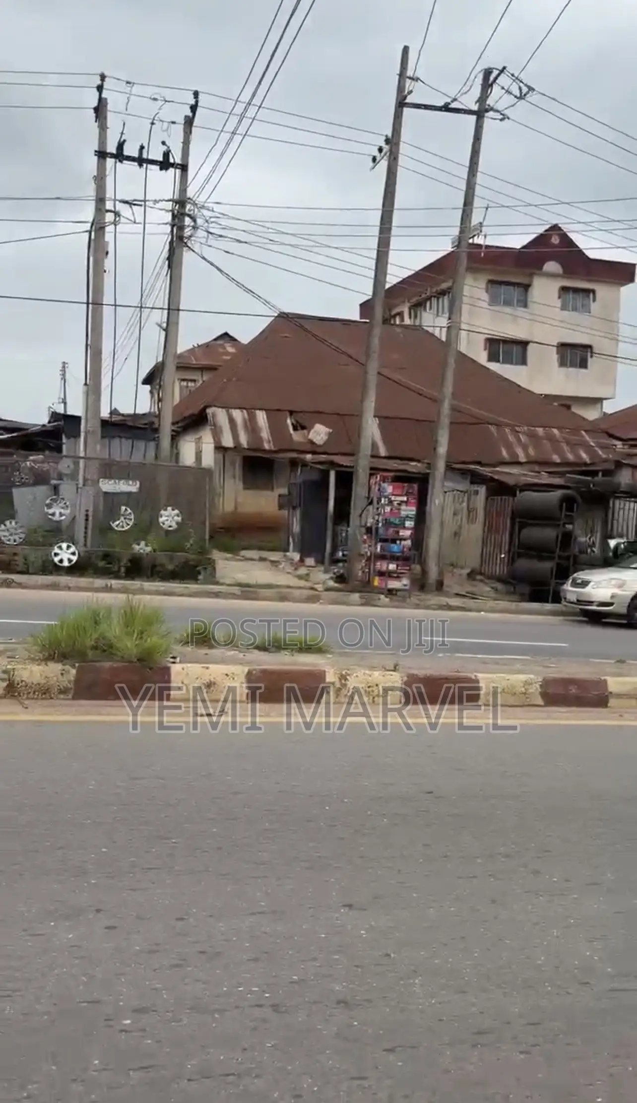 1,100sqm of Commercial Land With Demolishable Building Facing Oke Bola