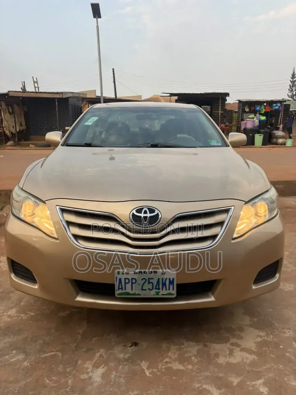 Toyota Camry LE 4dr Sedan (2.5L 4cyl 6A) 2011 Gold