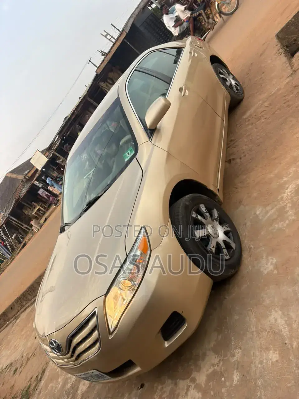 Toyota Camry LE 4dr Sedan (2.5L 4cyl 6A) 2011 Gold