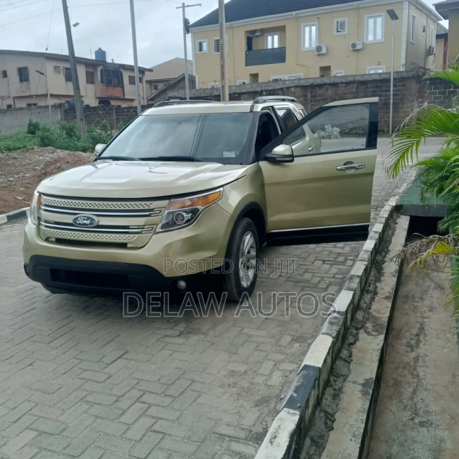 Ford Explorer 2012 Gold