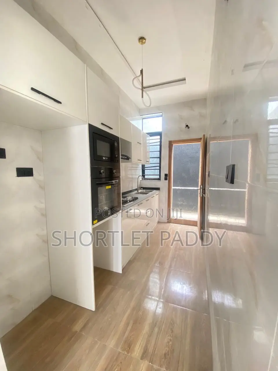 4bdrm Duplex in Chevron for sale