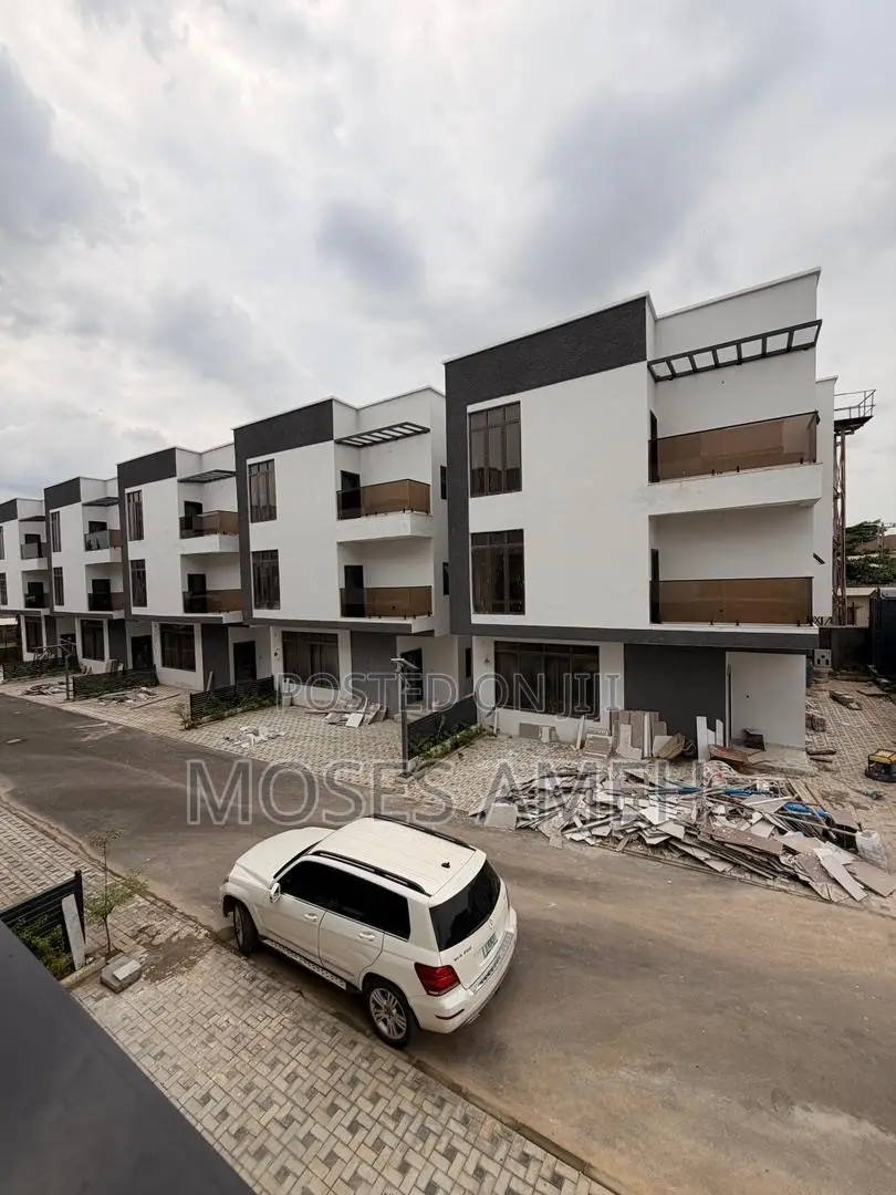 5bdrm Duplex in Mabushi for sale