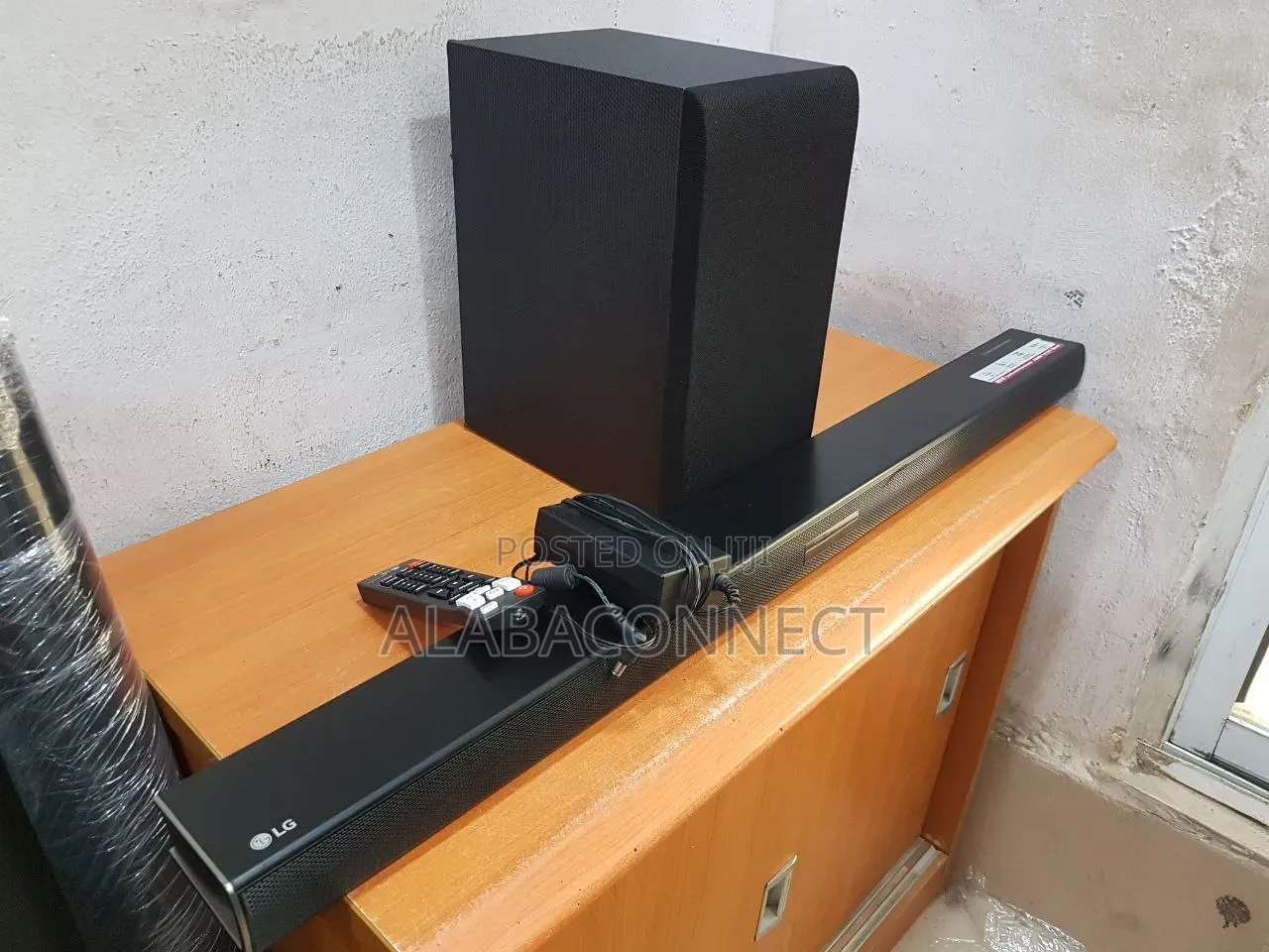 300w LG Soundbar SH4 With Its Wireless Subwoofer