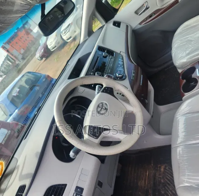 Toyota Sienna 2013 Gray