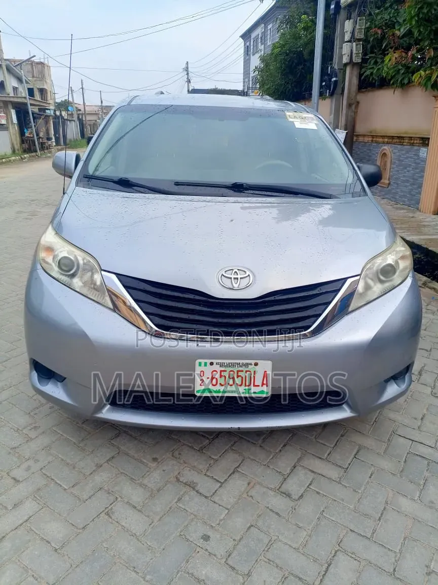 Toyota Sienna LE AWD 7-Passenger 2013 Gray