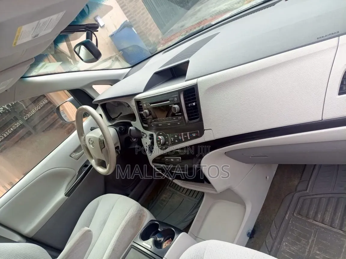 Toyota Sienna LE AWD 7-Passenger 2013 Gray