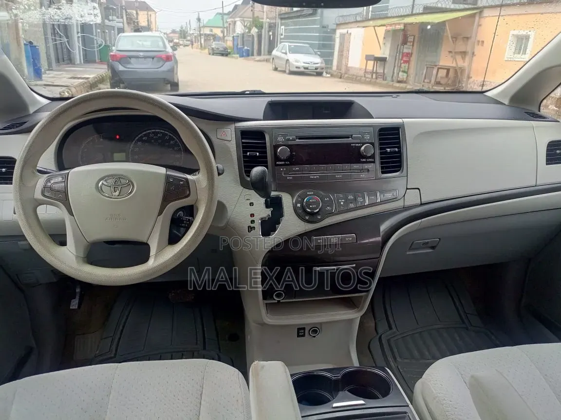 Toyota Sienna LE AWD 7-Passenger 2013 Gray