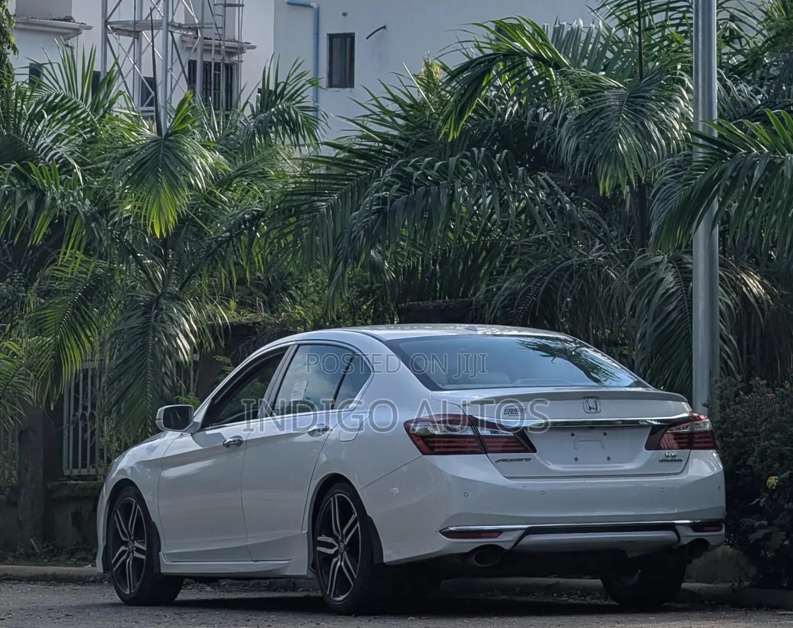Honda Accord Touring 4dr Sedan FWD (3.5L 6cyl 6A) 2016 White