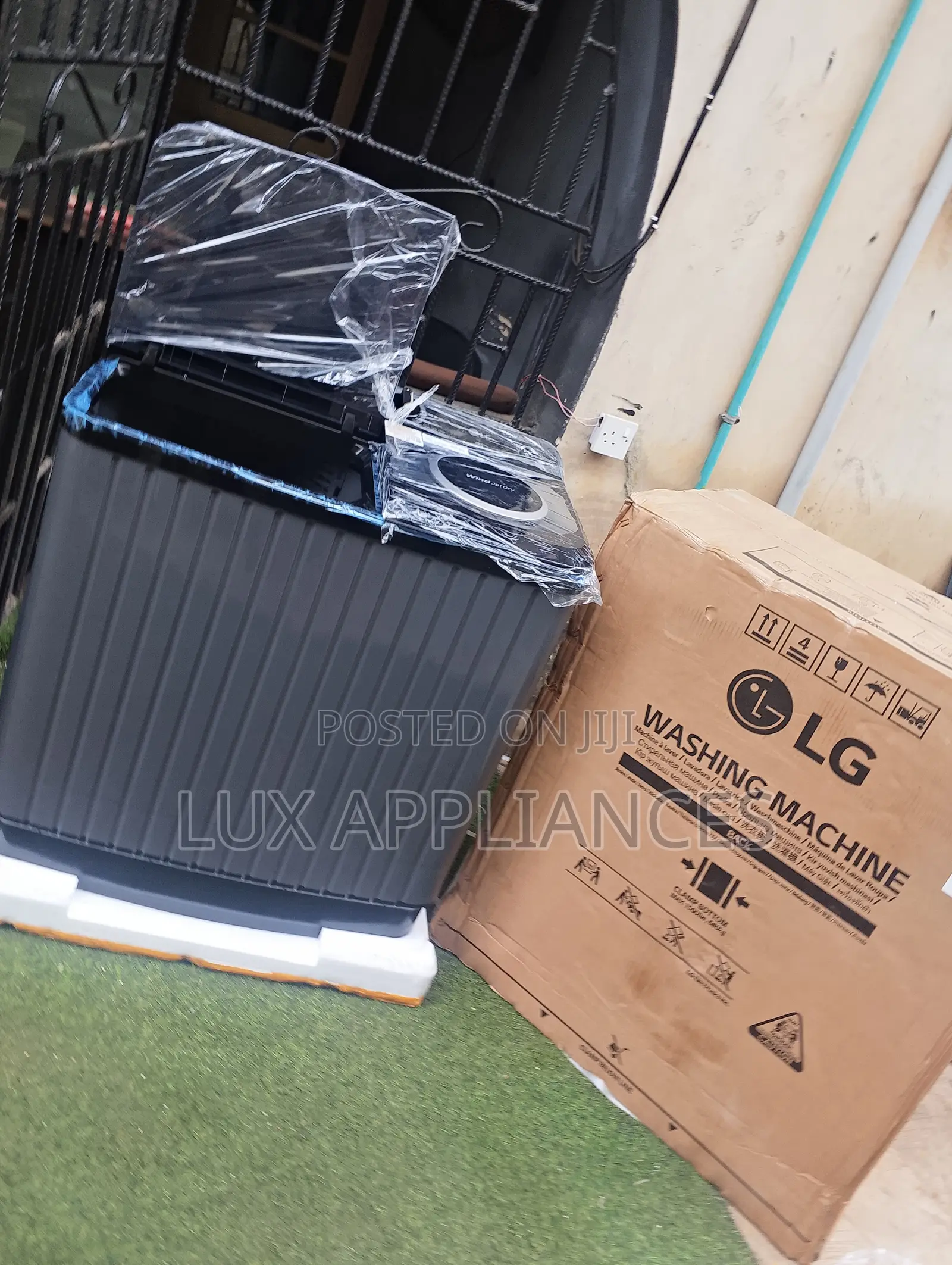 LG 8kg Twin Tub Washing Machine With Separate Wash and Spin Tubs