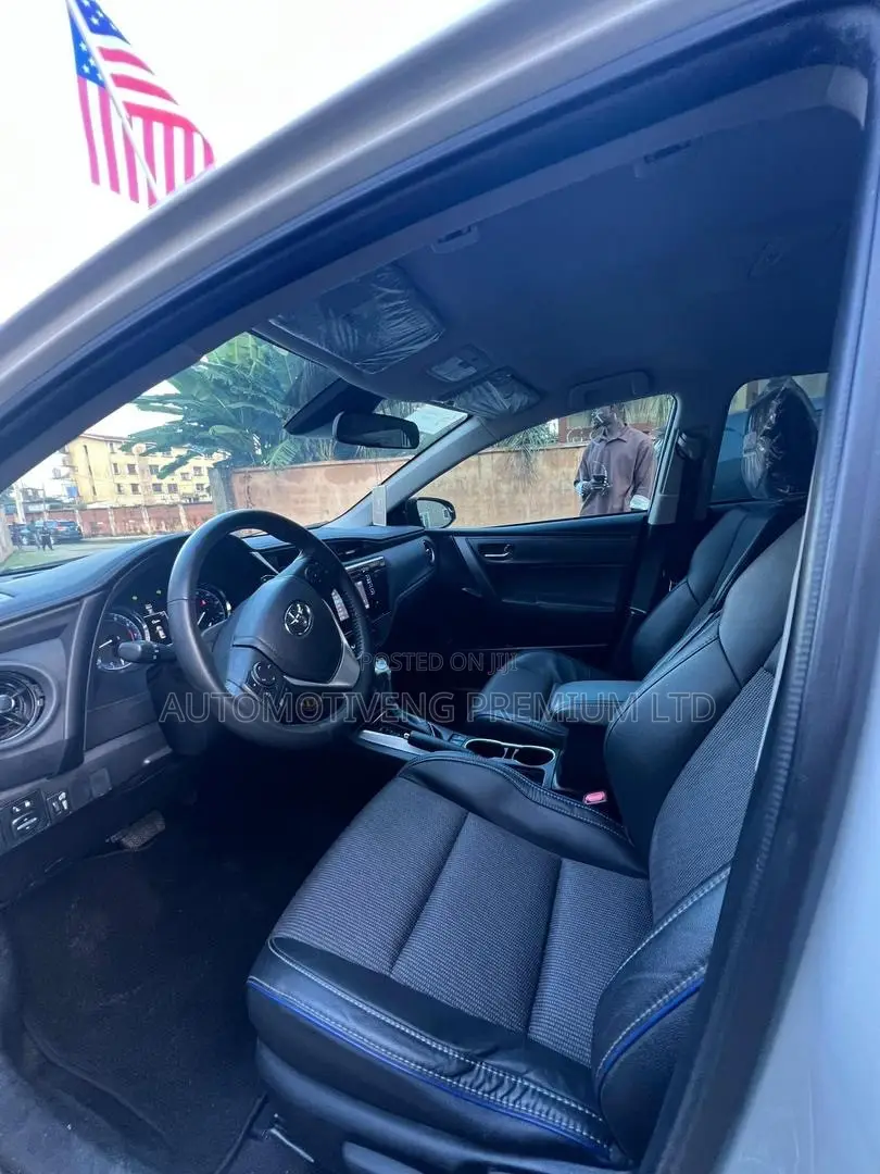 Toyota Corolla SE (1.8L 4cyl 2A) 2018 White