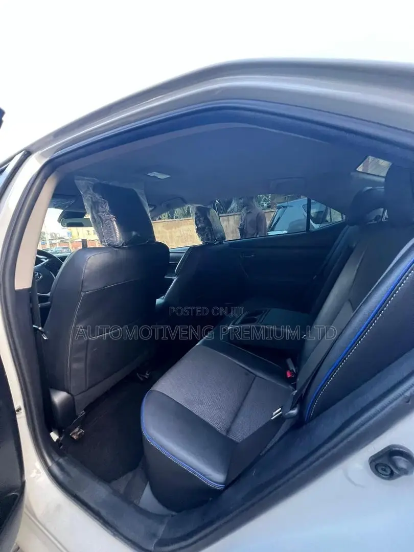 Toyota Corolla SE (1.8L 4cyl 2A) 2018 White