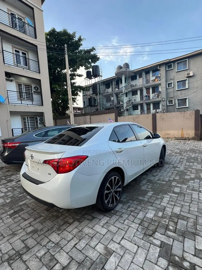 Toyota Corolla SE (1.8L 4cyl 2A) 2018 White