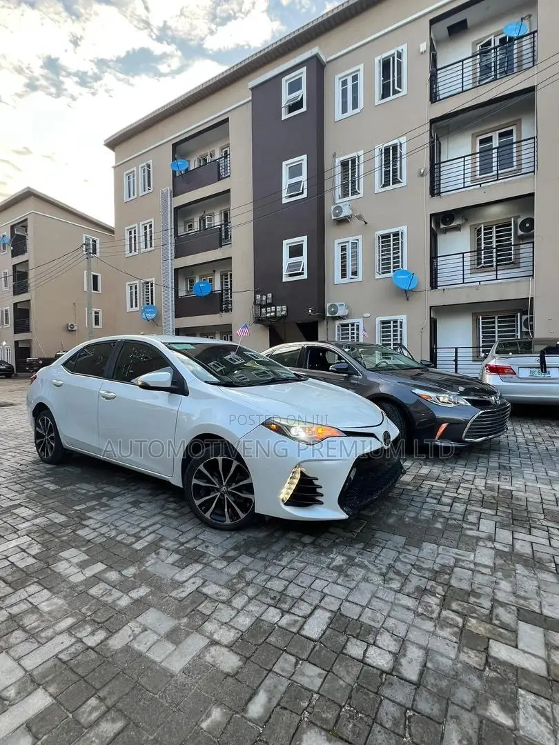 Toyota Corolla SE (1.8L 4cyl 2A) 2018 White