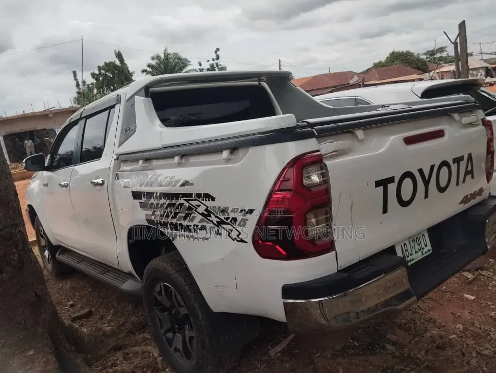 Toyota Hilux 2019 White
