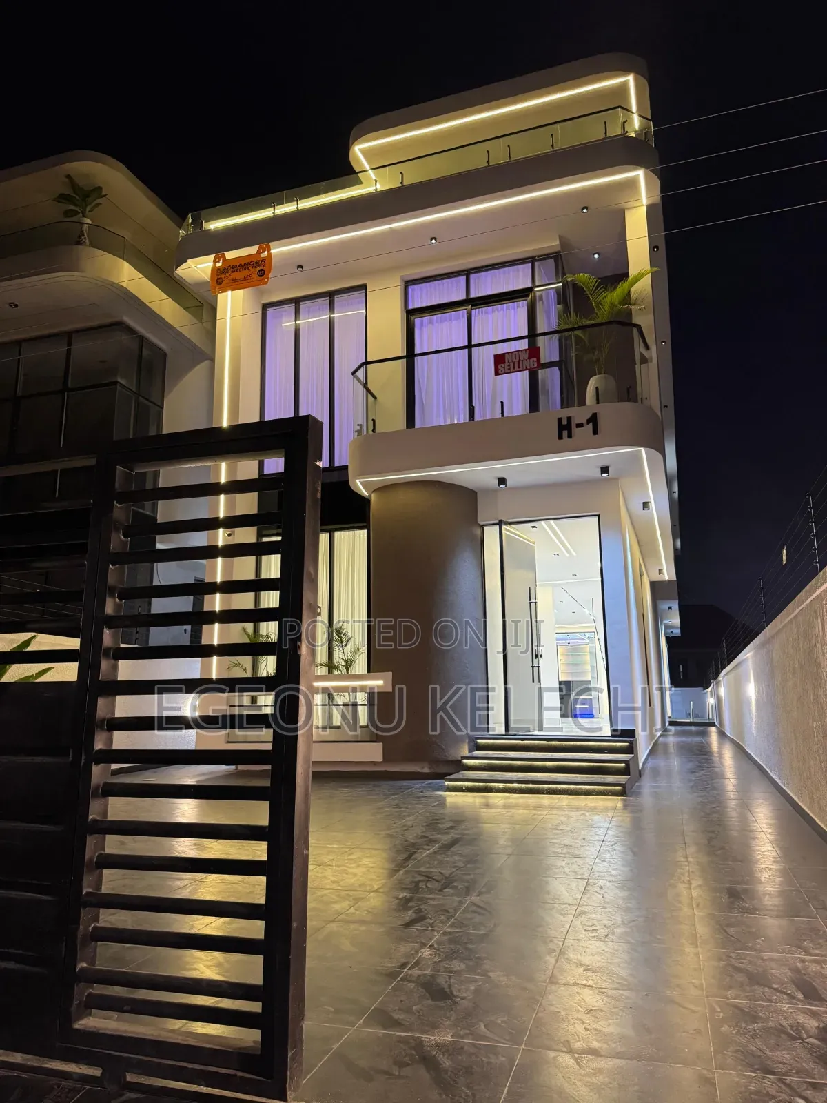4bdrm Duplex in Chevron for sale