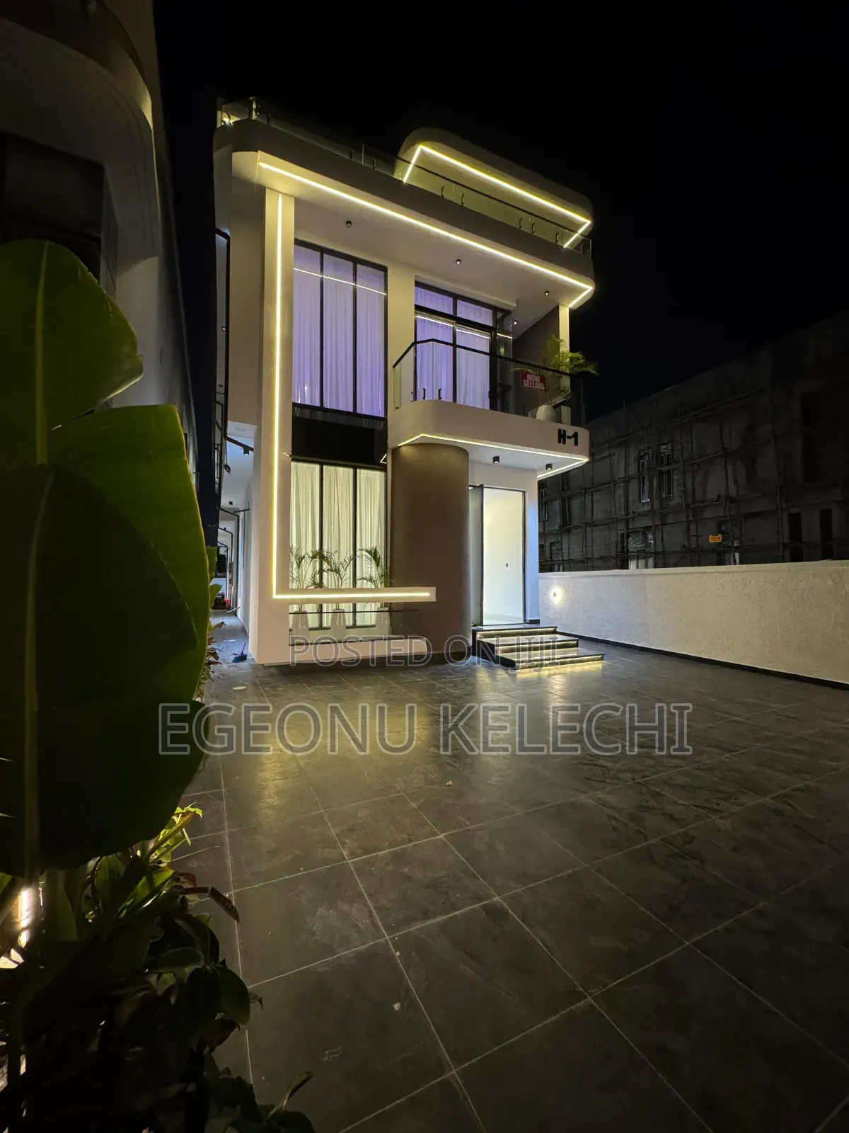 4bdrm Duplex in Chevron for sale