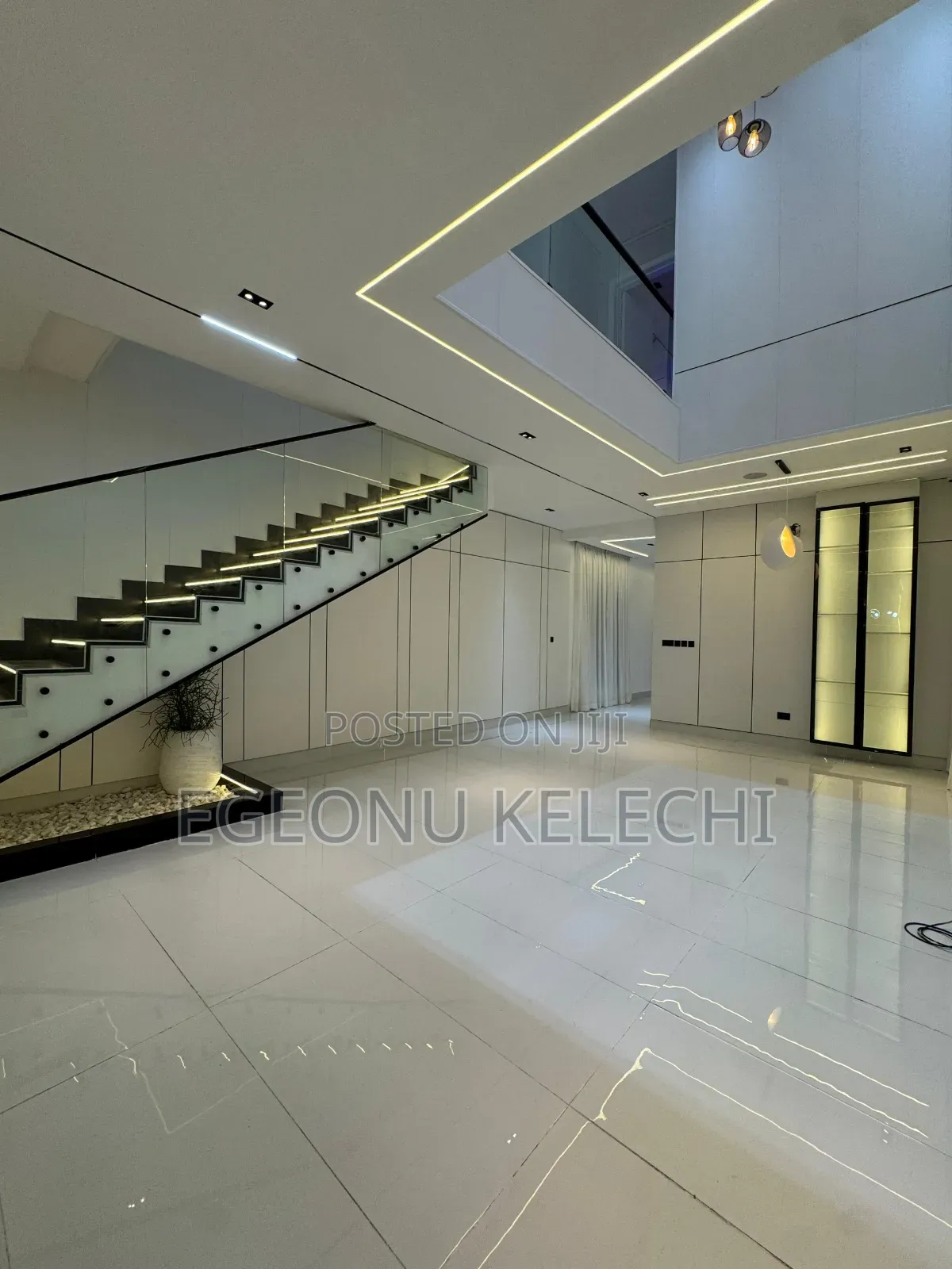 4bdrm Duplex in Chevron for sale
