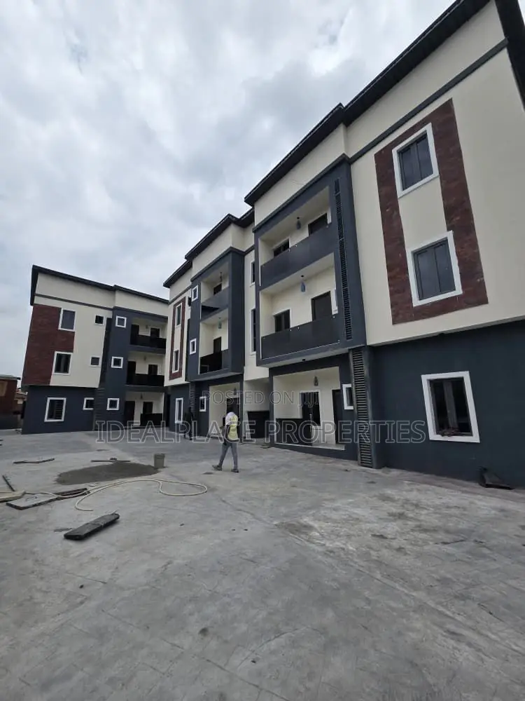 2bdrm Apartment in Surulere for sale