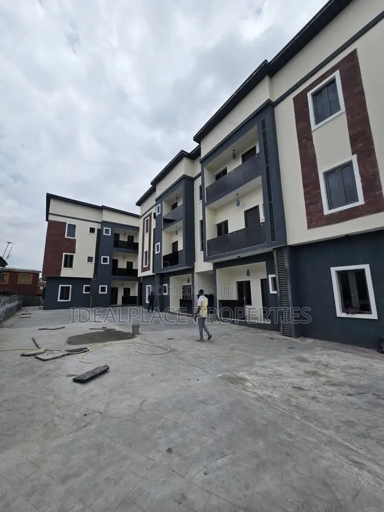 2bdrm Apartment in Surulere for sale