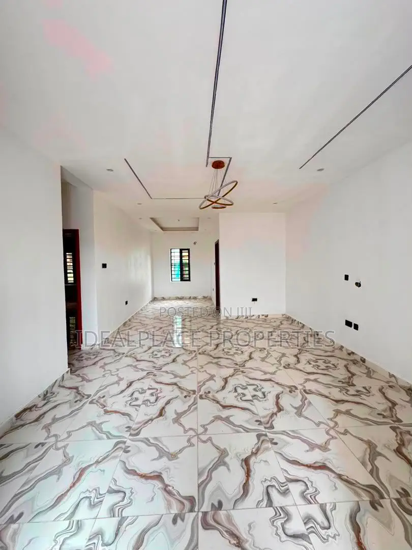 2bdrm Apartment in Surulere for sale