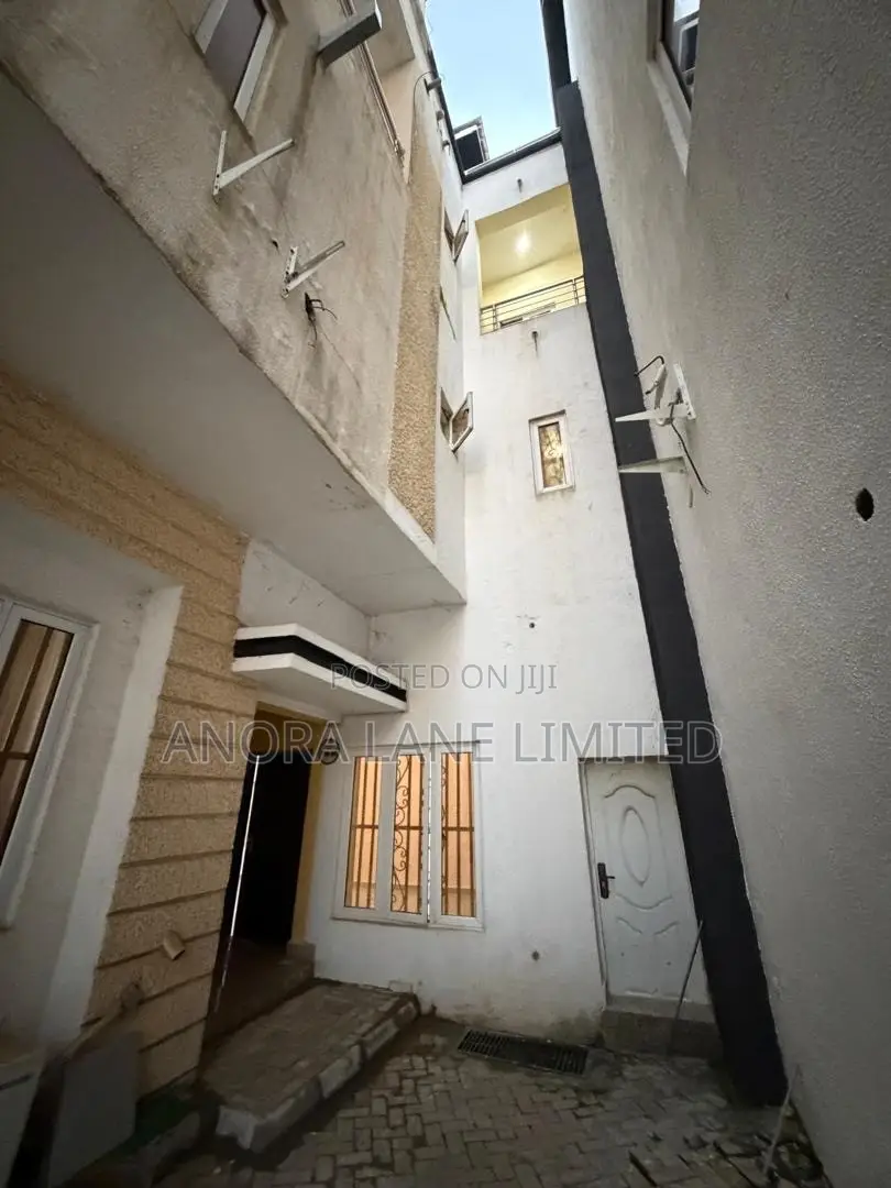 5bdrm Townhouse/Terrace in Guzape District for sale