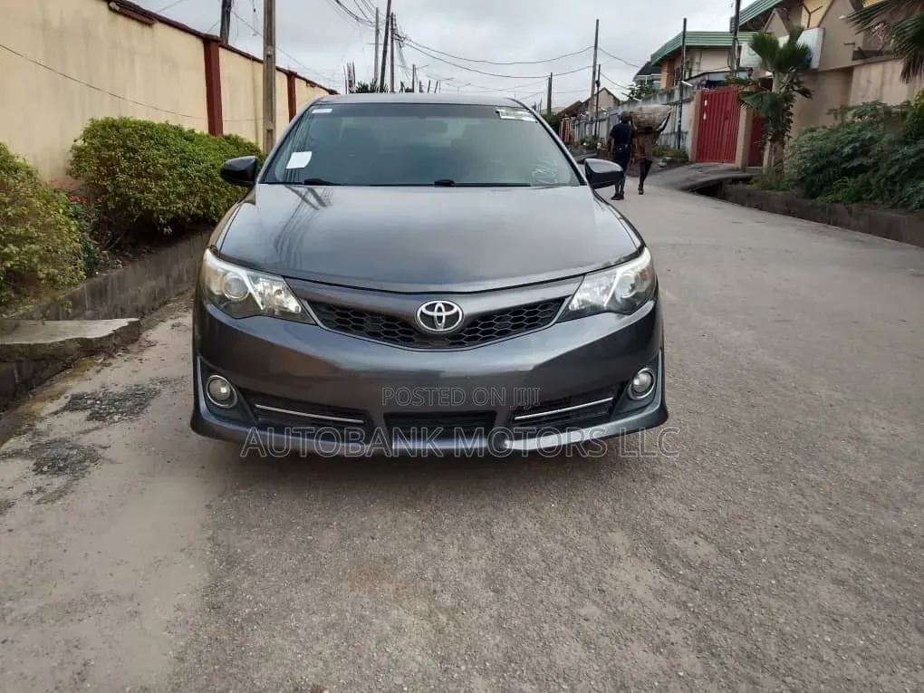 Toyota Camry SE 4dr Sedan (2.5L 4cyl 6A) 2013 Gray