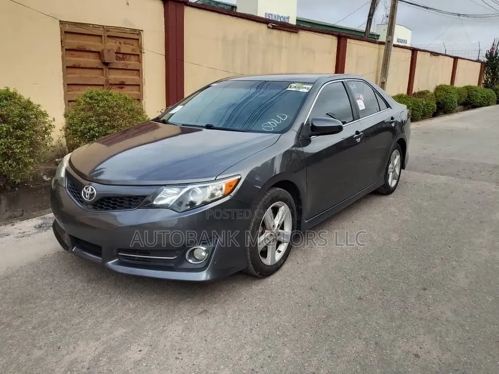 Toyota Camry SE 4dr Sedan (2.5L 4cyl 6A) 2013 Gray
