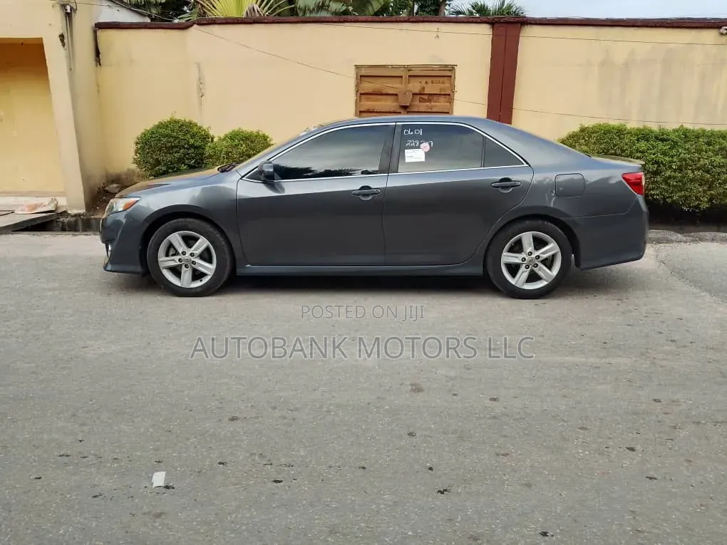Toyota Camry SE 4dr Sedan (2.5L 4cyl 6A) 2013 Gray