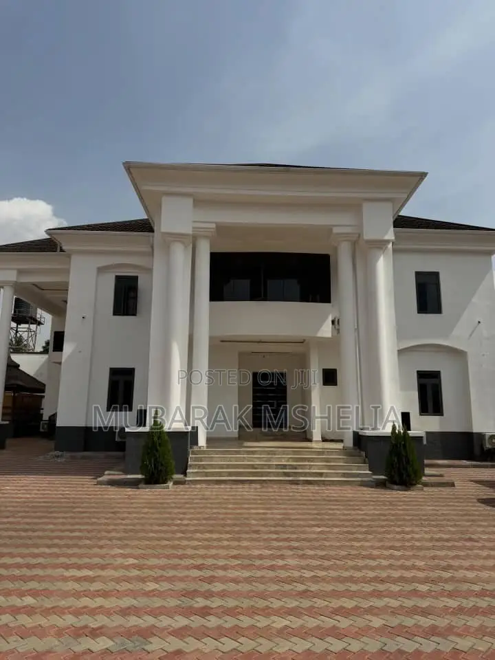 7bdrm Mansion in Zone 2 / Wuse for sale
