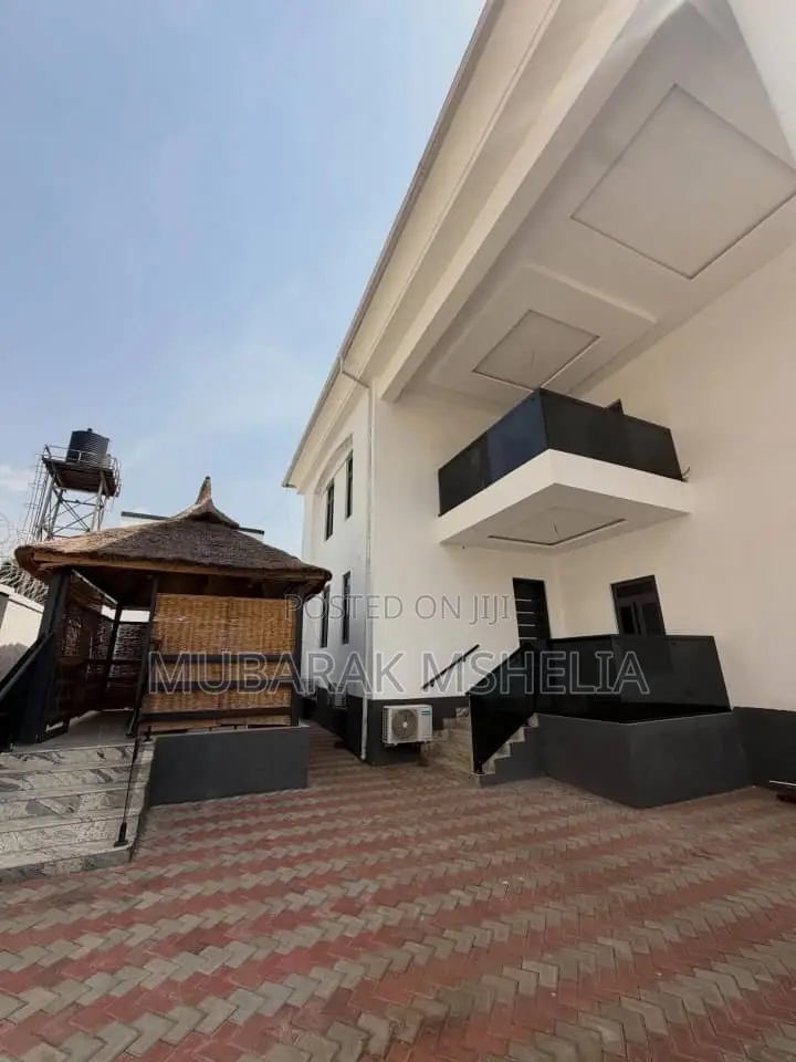 7bdrm Mansion in Zone 2 / Wuse for sale