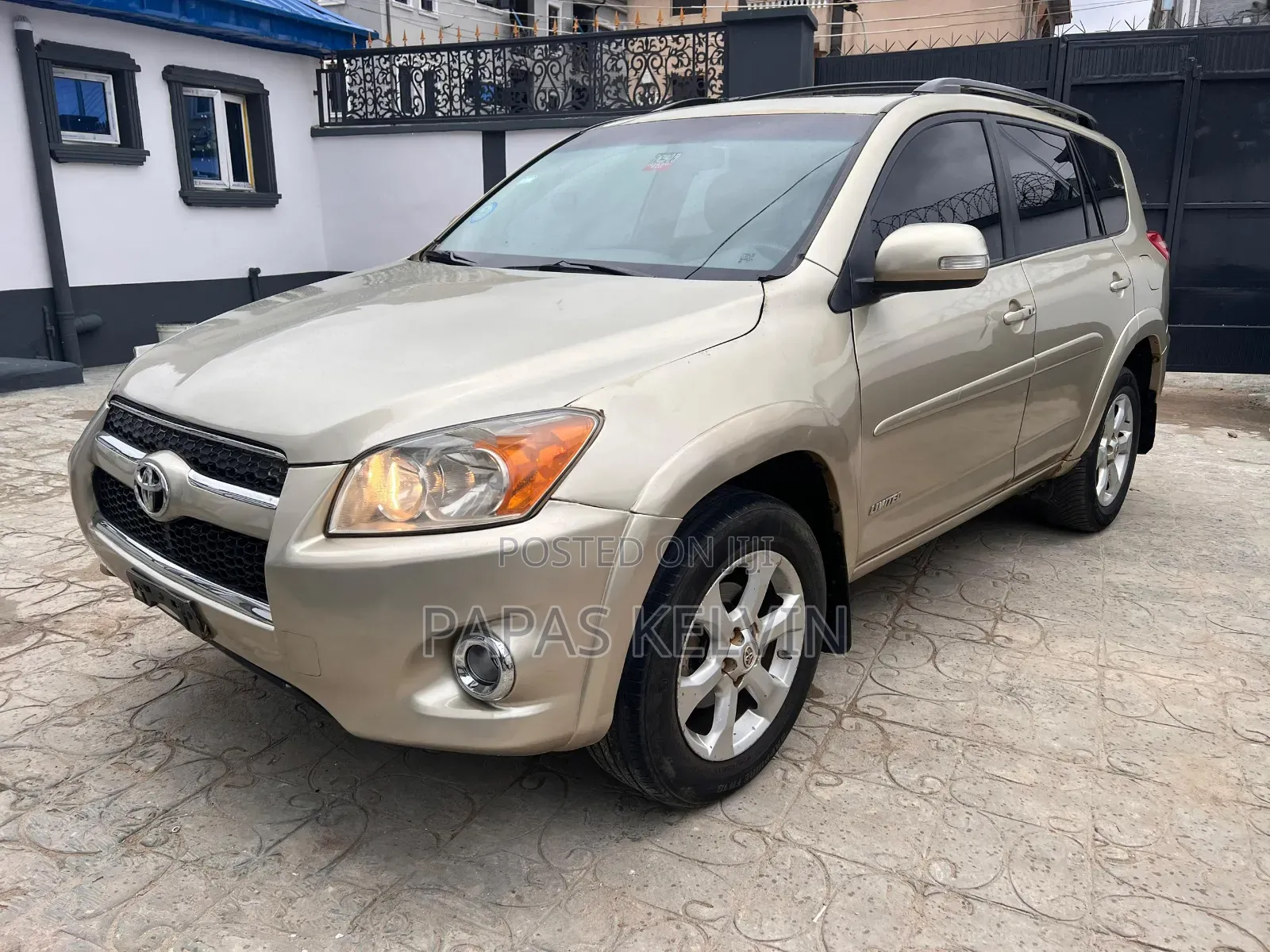 Toyota RAV4 2011 Gold