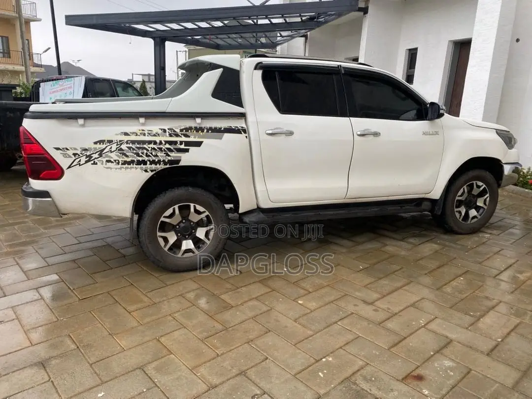 Toyota Hilux 2021 White
