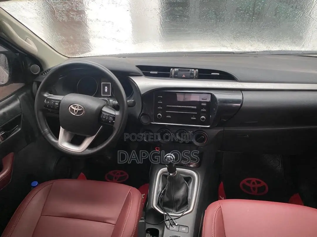 Toyota Hilux 2021 White