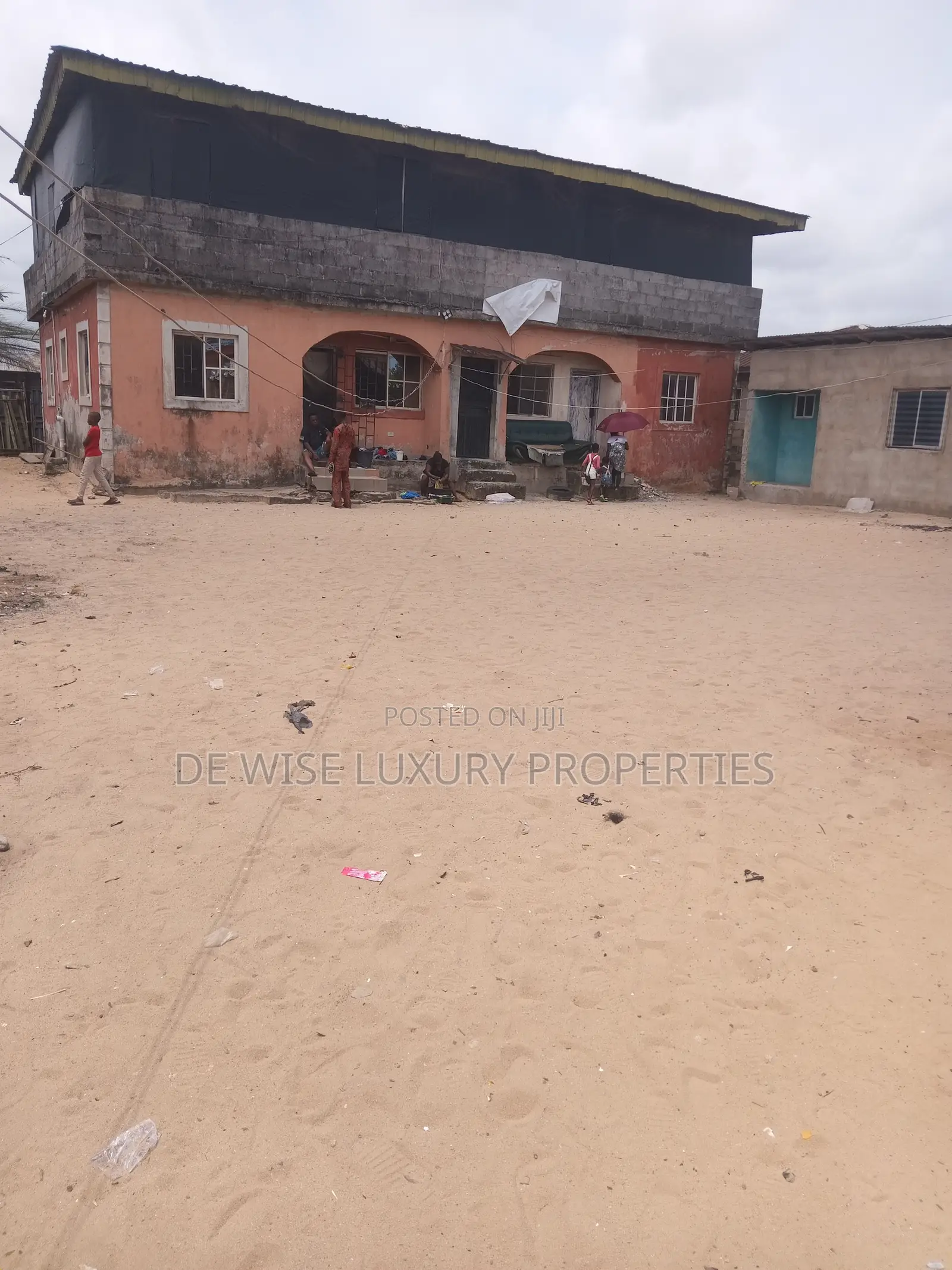 4bdrm Block of Flats in Honourable Cda, Lakowe for sale
