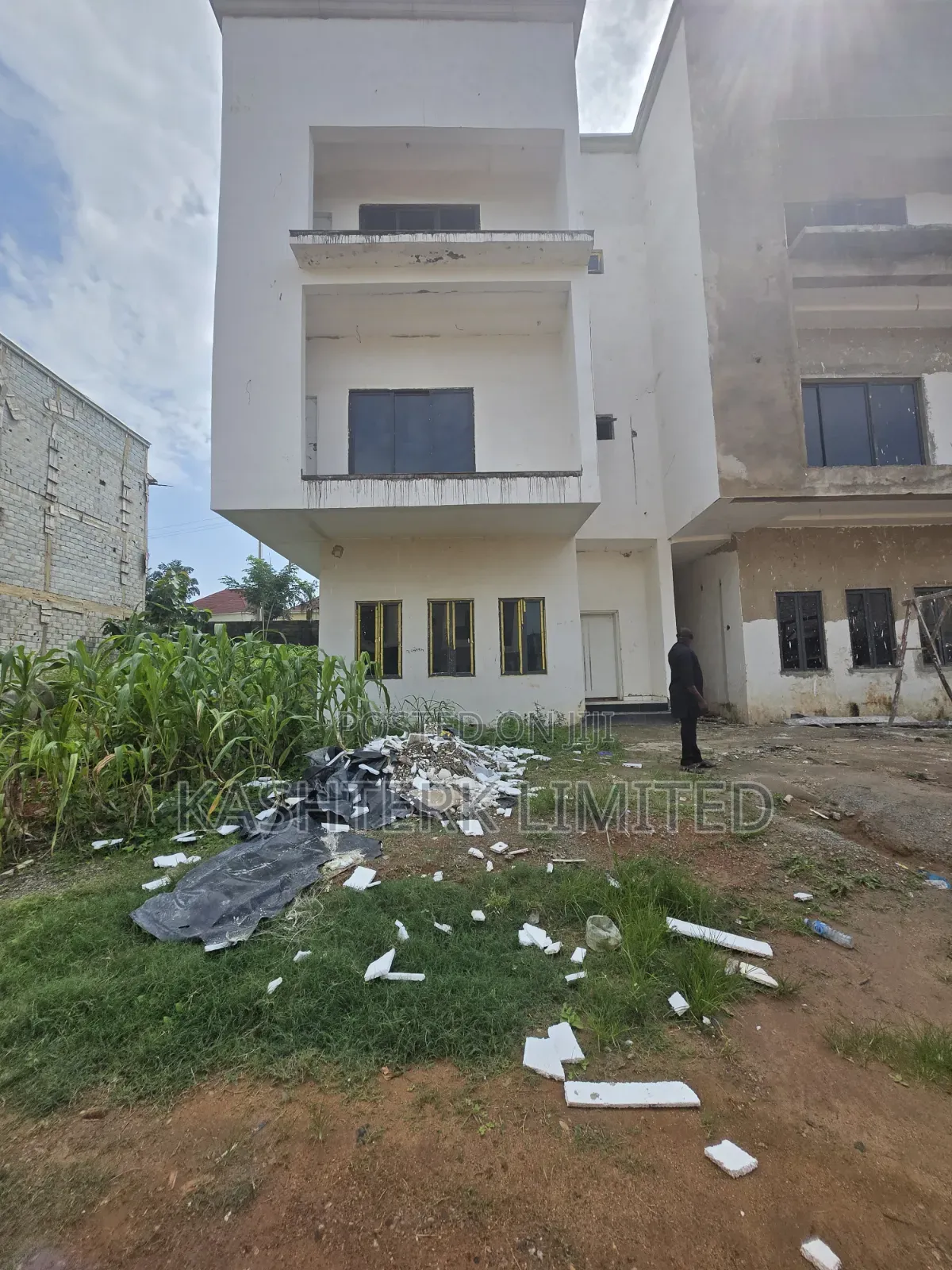 5bdrm Townhouse/Terrace in Idu Estate for sale
