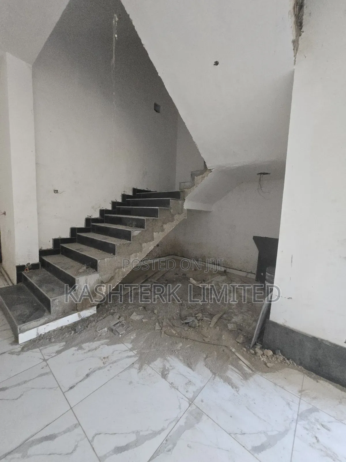 5bdrm Townhouse/Terrace in Idu Estate for sale