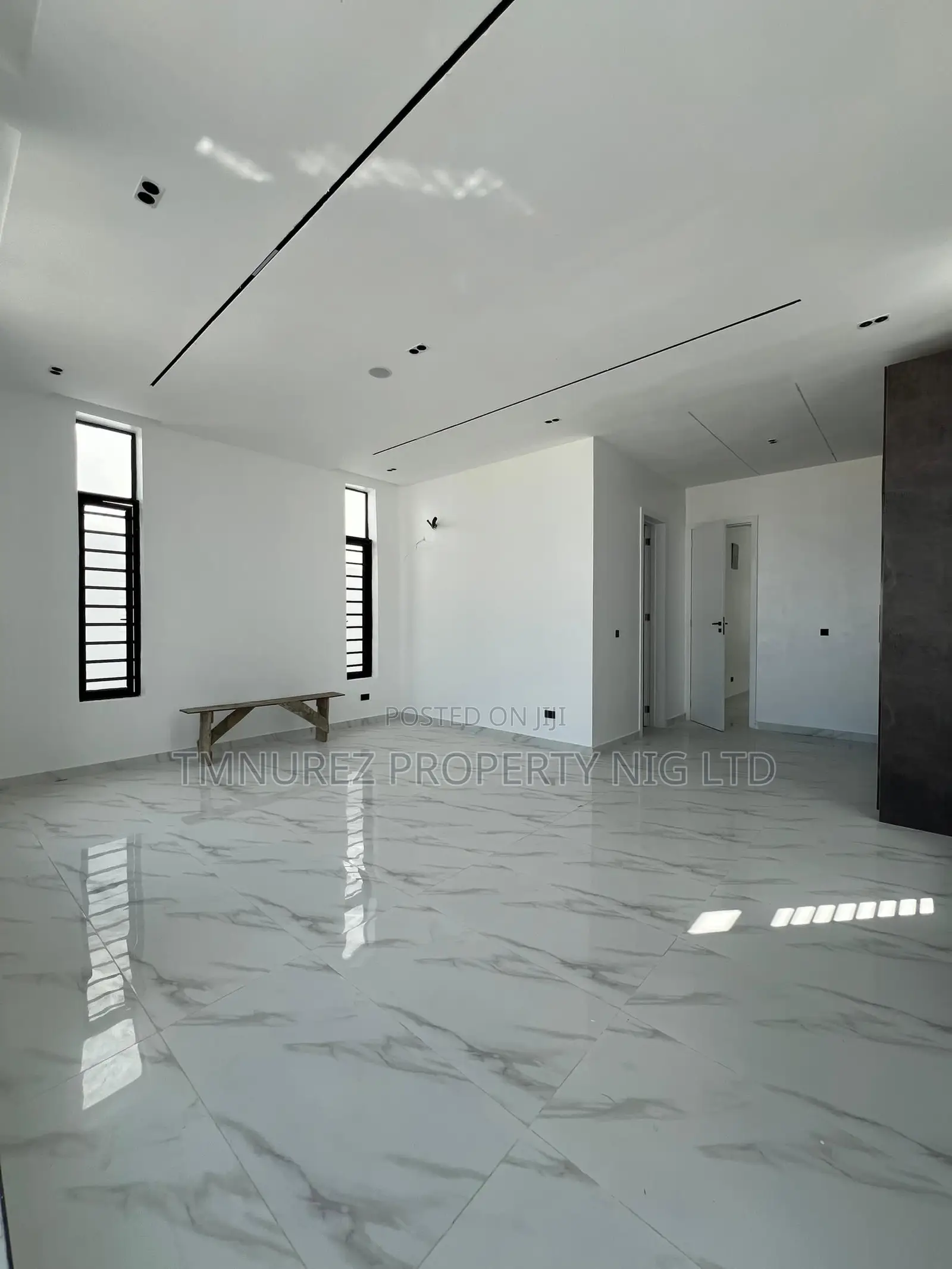 5bdrm Duplex in Chevron for sale