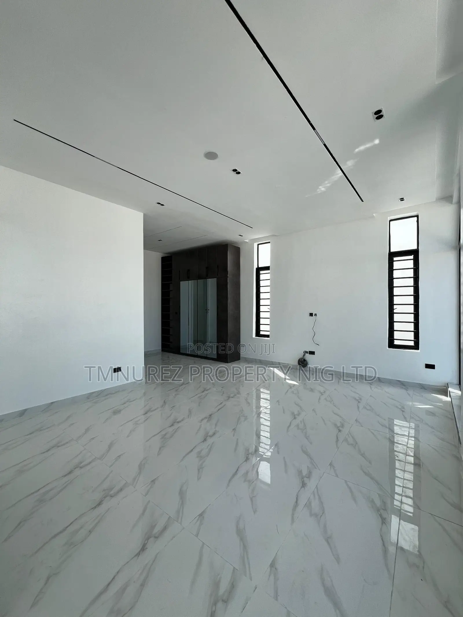 5bdrm Duplex in Chevron for sale