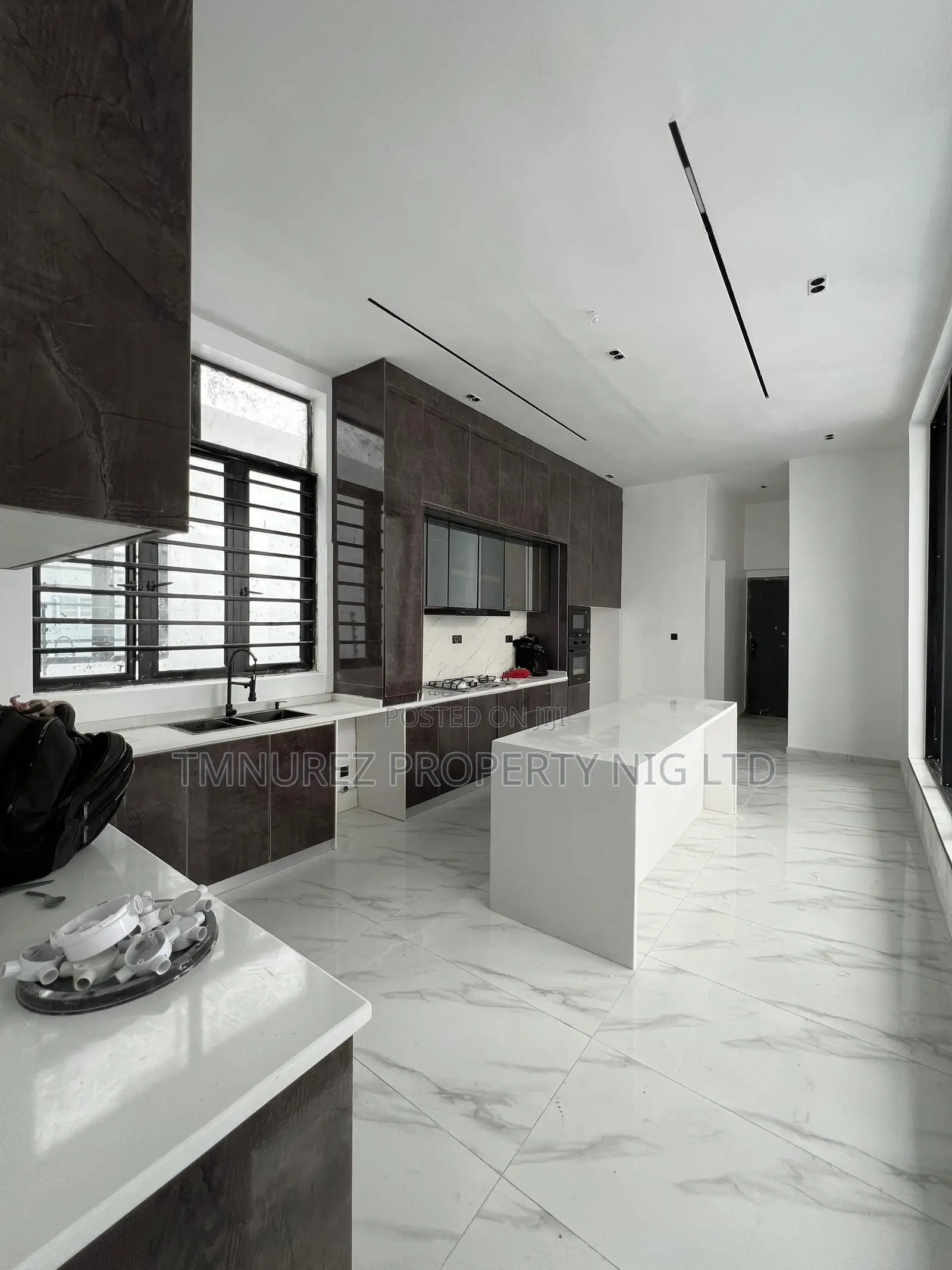 5bdrm Duplex in Chevron for sale