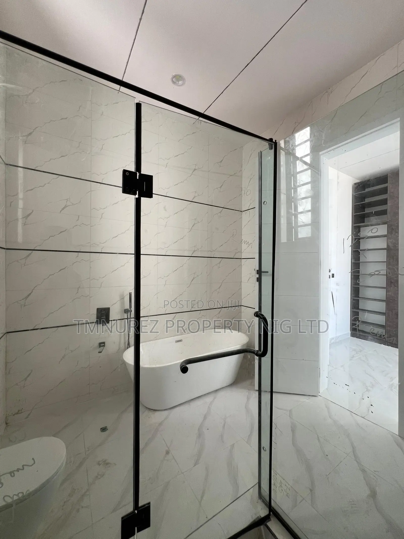 5bdrm Duplex in Chevron for sale