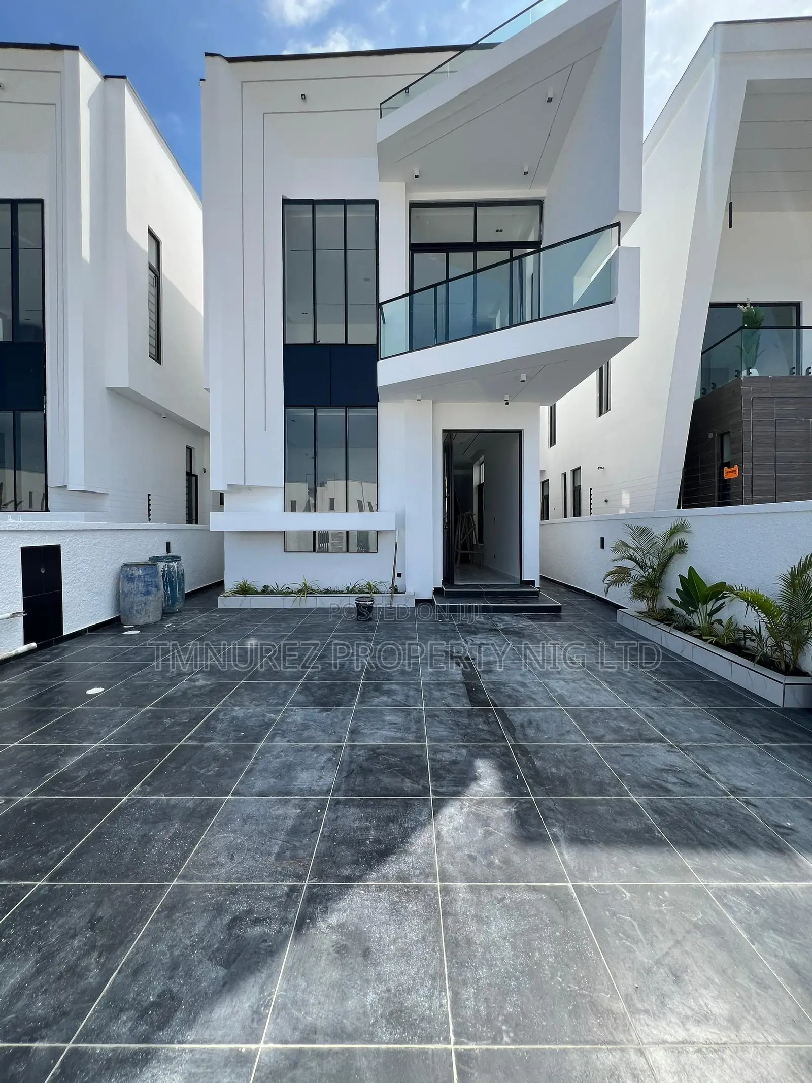5bdrm Duplex in Chevron for sale