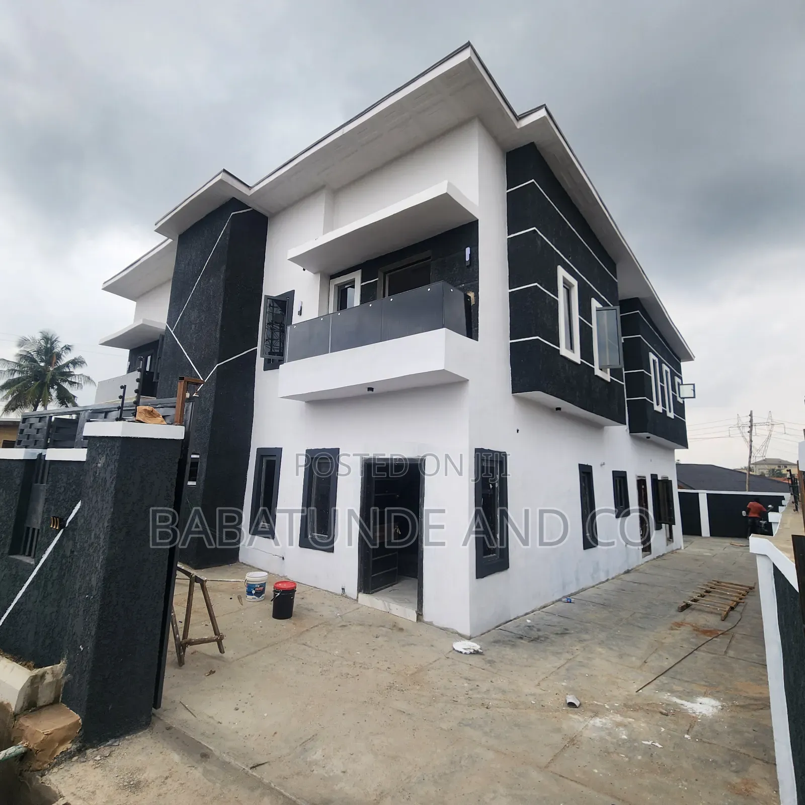 5bdrm Duplex in Ologuneru for sale