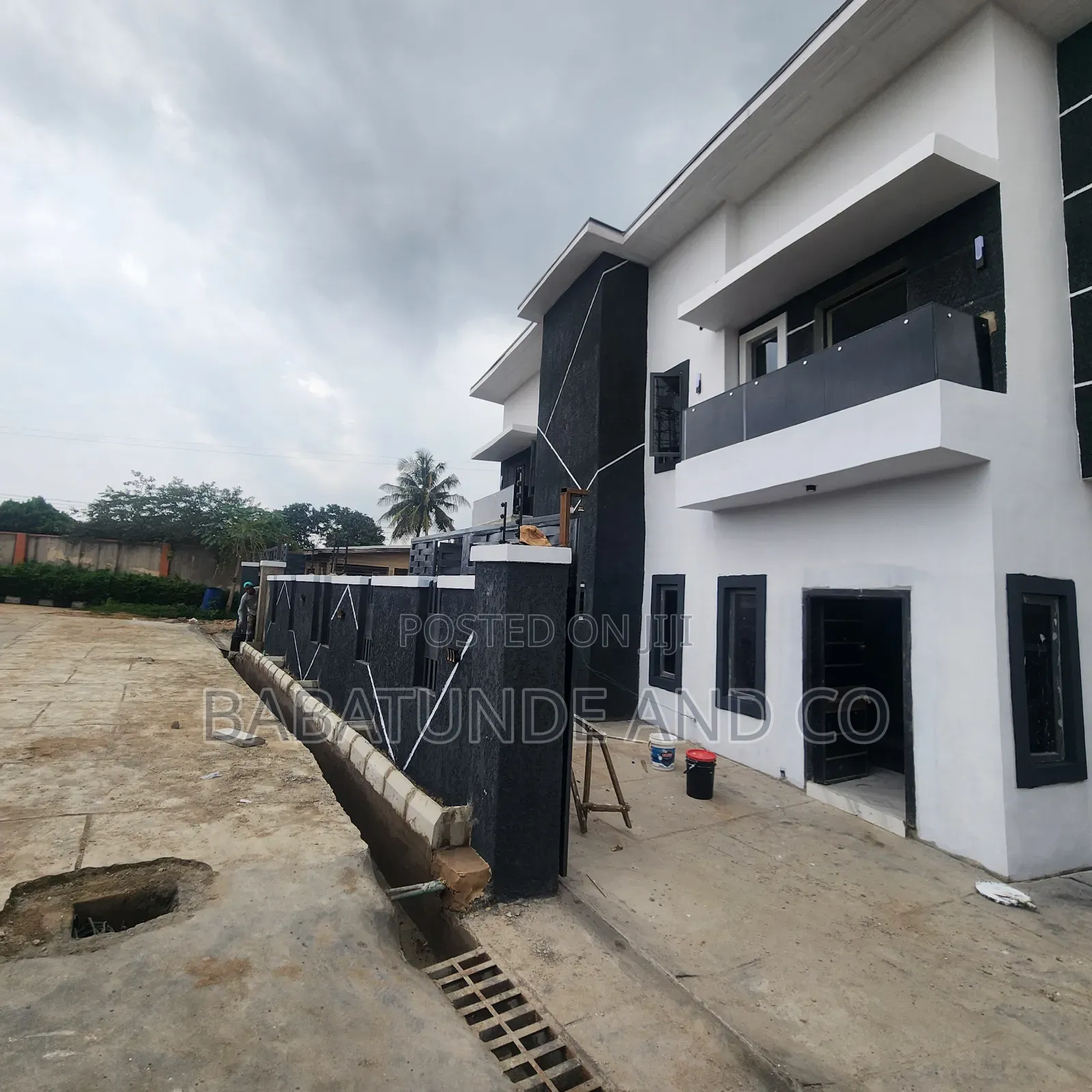5bdrm Duplex in Ologuneru for sale