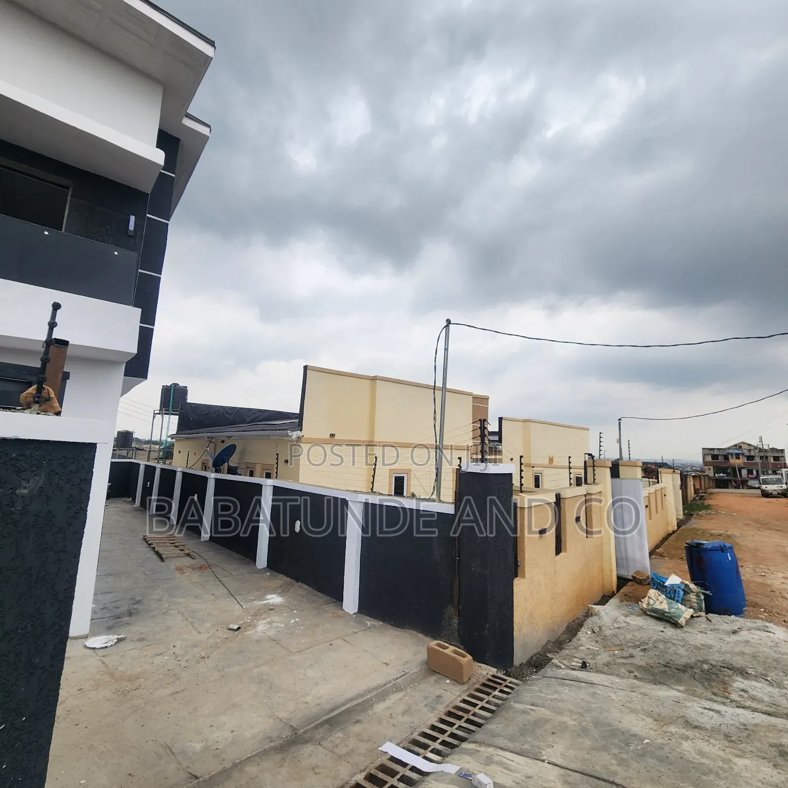 5bdrm Duplex in Ologuneru for sale
