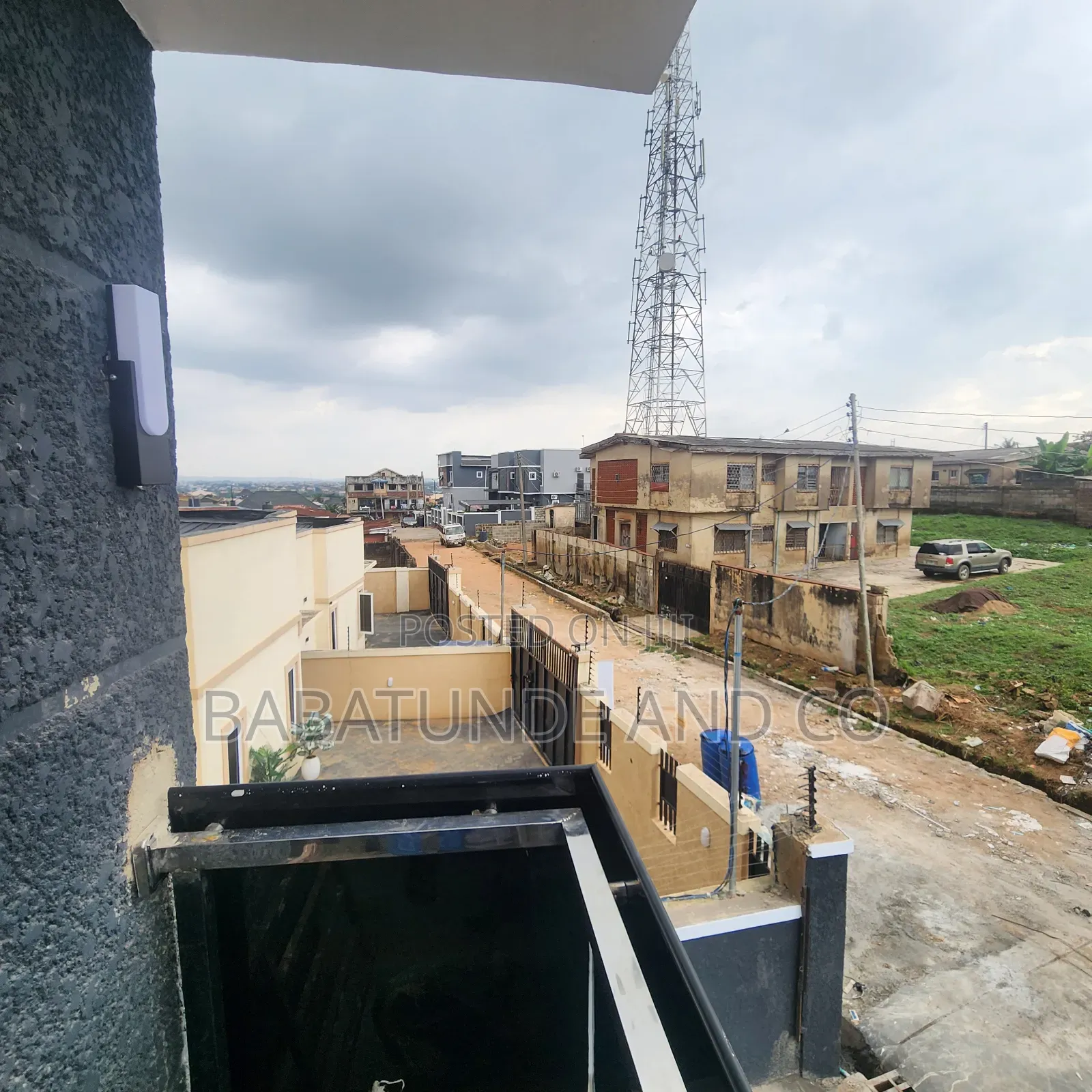 5bdrm Duplex in Ologuneru for sale